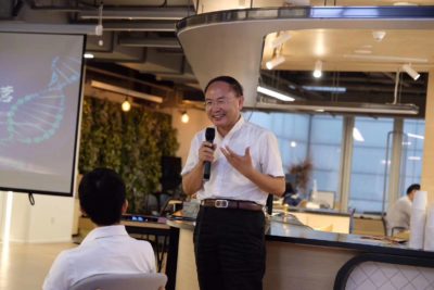 北京泰济堂中医医院院长张克镇教授指出，人工智能与智能科技在医疗健康的应用，必须以正确的医学思想为前提。国人要具备管理自身健康的能力。
