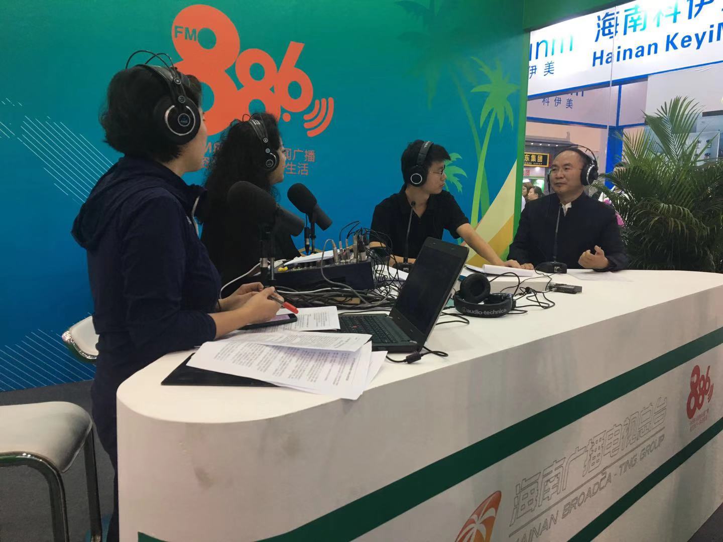 张克镇院长在广播直播间接受海南经济频道专访采访中