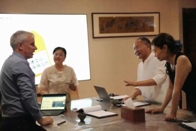 泰济堂中医张克镇左一Gerwin Schalk博士、左二Damian Coyle 教授