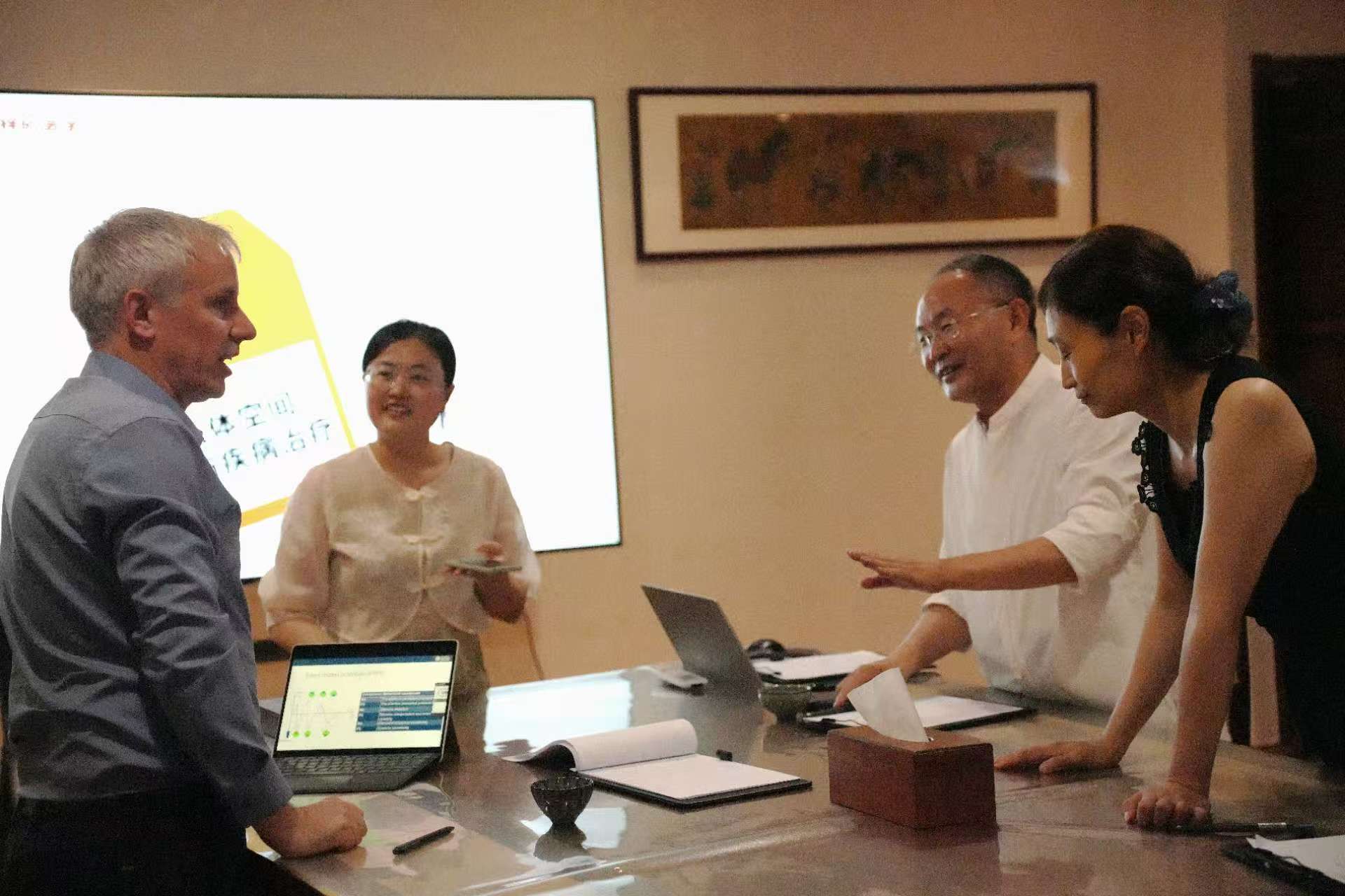 泰济堂中医张克镇左一Gerwin Schalk博士、左二Damian Coyle 教授