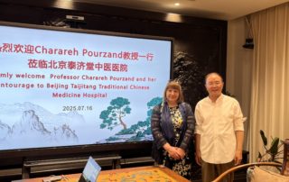 英国巴斯大学生物工程与生物医学技术中心副院长、生命科学系教授、雅诗兰黛集团科学顾问Charareh Pourzand女士到访北京泰济堂中医医院，与张克镇院长就中医在皮肤病研究领域的应用与未来科研合作进行了充分的交流。此次访问不仅是一次学术交流，也是中英医学界针对皮肤病研究探索传统中医与现代科研结合的重要契机。