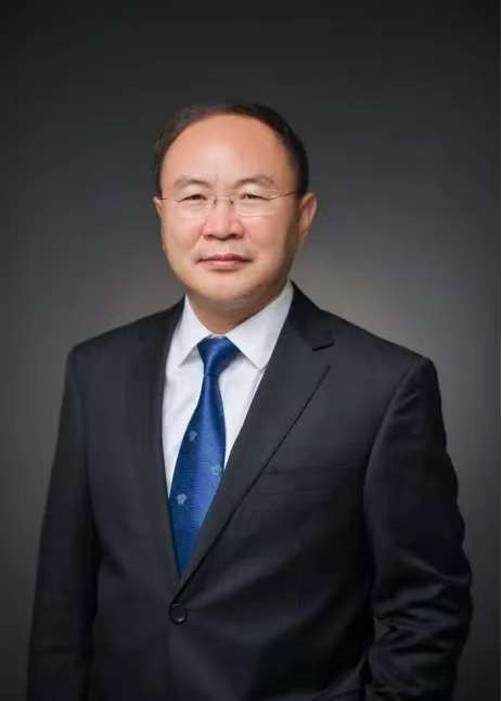 张克镇教授长期致力于中西医融合创新研究，原创提出“人体空间理论”，将“经络气血”“脏腑气机”等中医核心概念与现代解剖学、生理学、生物物理学深度耦合，揭示“疏通经络”“调和气血”的本质是通过调节人体空间的物质代谢、能量转化与信息传递效率，重塑机体动态平衡。相关成果曾两度发表于Research期刊，为中医理论提供了可验证、可交流的国际化学术表达。他还创新提出“生命－社会－自然医学”新范式，突破现有医学模式局限，获国际学界广泛关注。